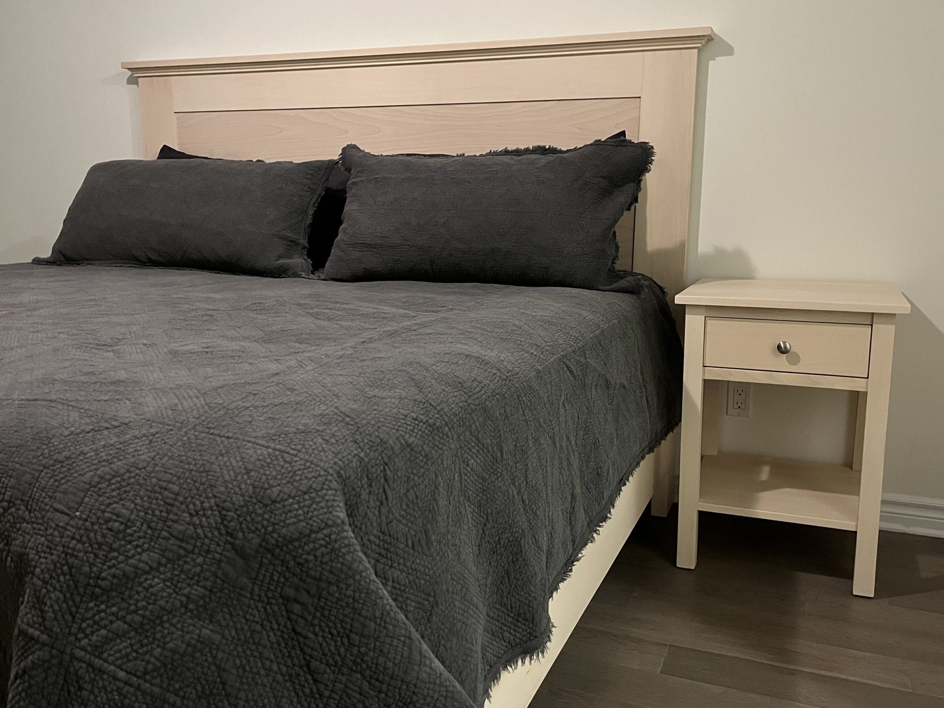 Stage Coach platform bed; frost