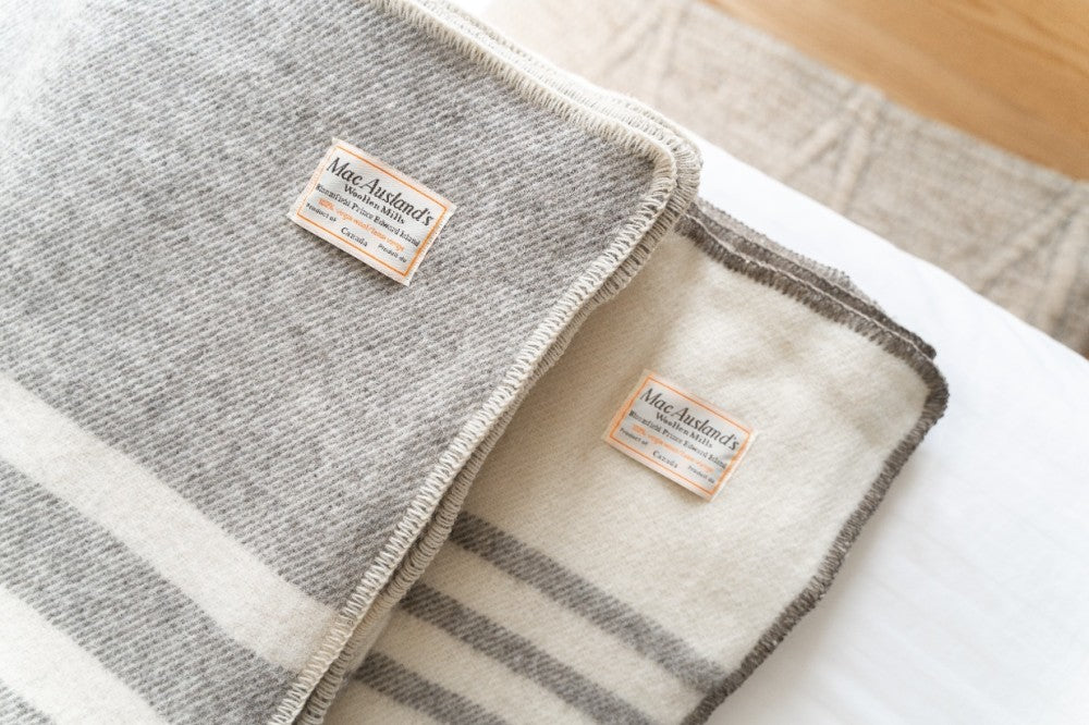 Jeté 100% laine vierge Dark Grey with Natural Stripes 52x76